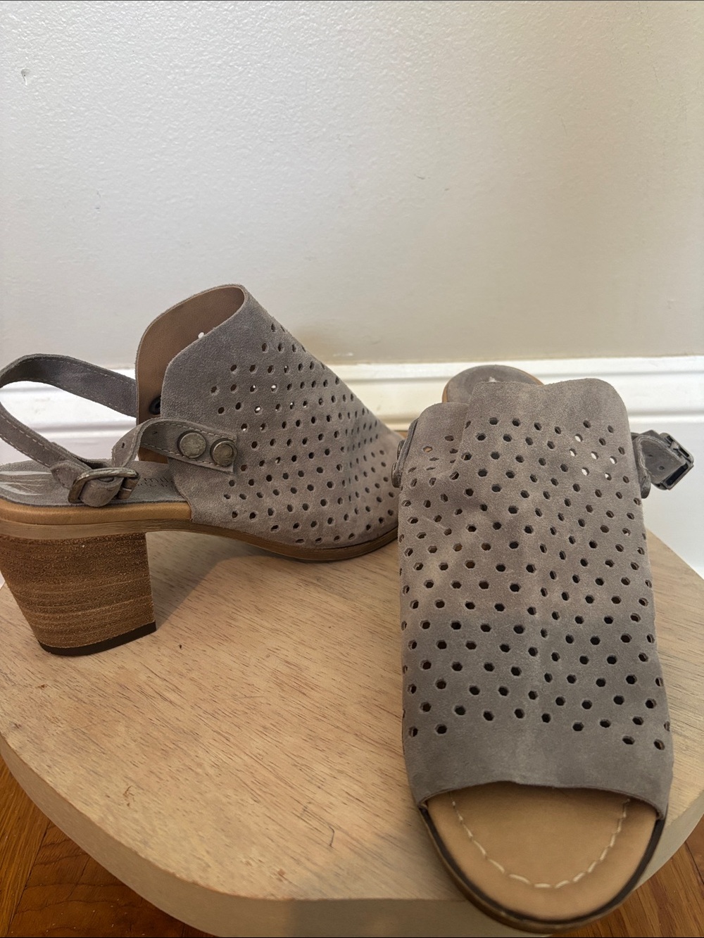Sophia Milano Perforated Sandals Block Heel Size 8.5  Nubuck Leather